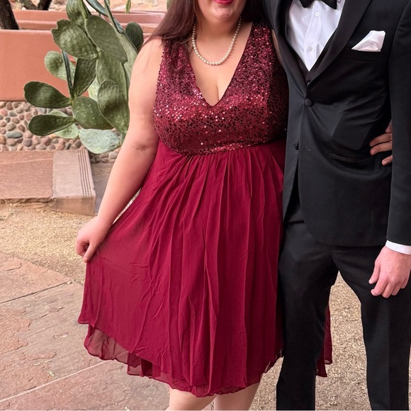 Formal Red dress with a sequin top - Picture 2 of 11
